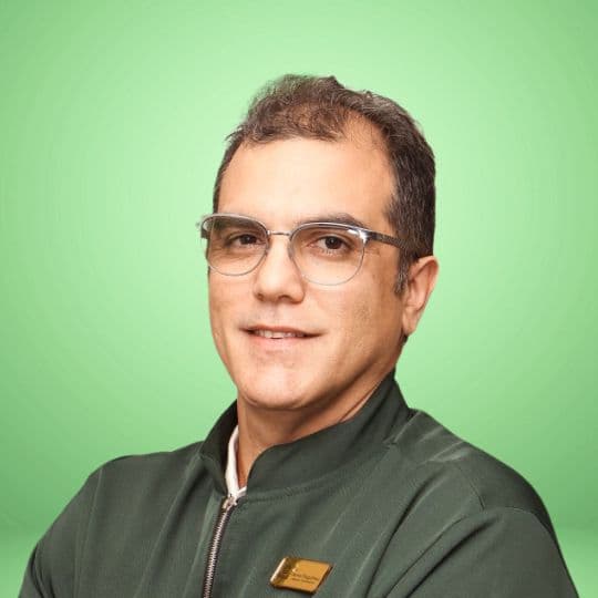 Dr. Dennis Magalhães